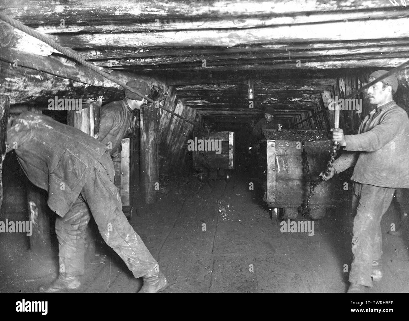 Bremsberg vu d'en bas, 1911. D'une collection de documents et de photographies de plus de trente participants à la guerre civile russe dans le Kuzbass, y compris les commandants et commissaires du mouvement partisan rouge. Parmi les objets uniques de la collection figurent des documents relatifs à la circulation de l'argent en Sibérie (c'est-à-dire, la nouvelle monnaie introduite par le gouvernement Koltchak) et l'album photographique, "développement du district de la mine de charbon d'Anzher en 1918-23". Musée d'histoire régionale et de vie folklorique de l'oblast de Kemerovo Banque D'Images