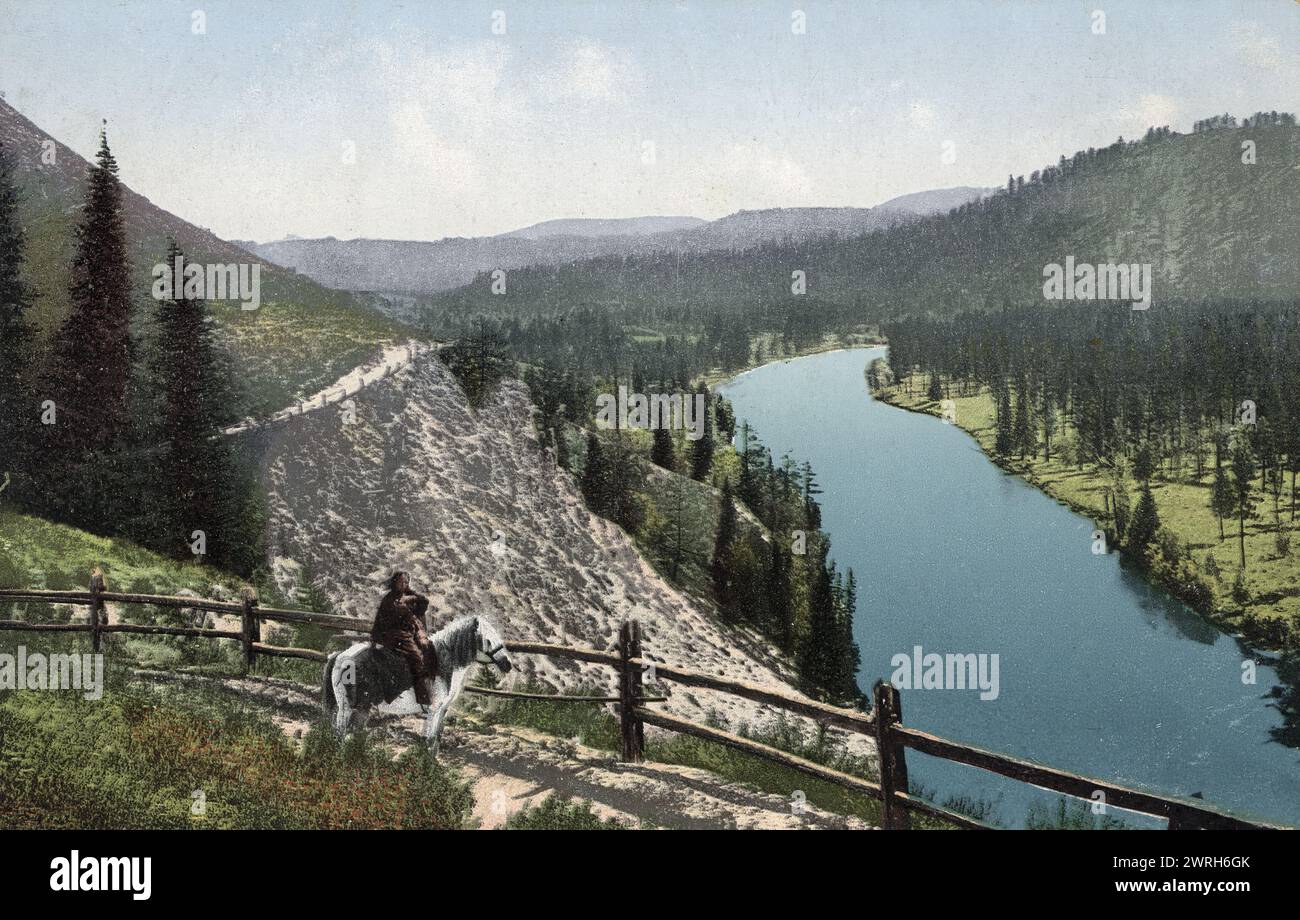 Blue Cliff, vallée de la rivière Koksa, Uimon Tract, 1911-1913. D'une collection de cartes postales en couleur de l'Altaï, ou Altaï, région des montagnes du sud de la Sibérie au début du XXe siècle. En 1907, Borisov commence son expédition dans les montagnes de l'Altaï, qui dure jusqu'en 1911. Il a pris environ 1 500 photographies au cours de cette expédition, qu'il a présentées au public à son retour à Barnaoul à l'aide d'une lanterne magique. Les photographies représentent des vues de la nature dans les coins reculés des montagnes de l'Altaï et des peuples altaï et kazakhs autochtones de cette région. Borisov a offert les photographies à va Banque D'Images