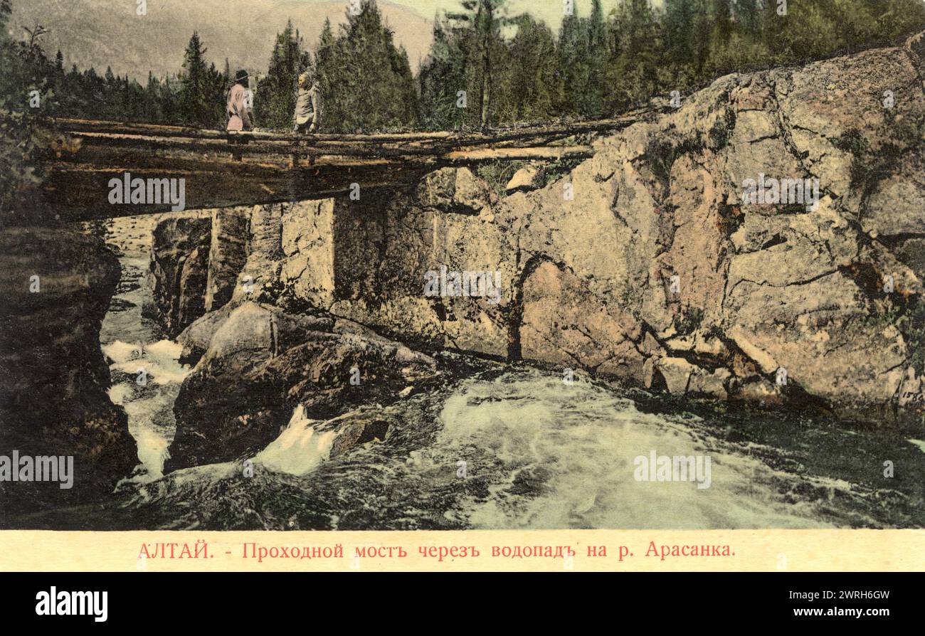 Pont traversant une cascade sur la rivière Arasan, 1911-1913. D'une collection de cartes postales en couleur de l'Altaï, ou Altaï, région des montagnes du sud de la Sibérie au début du XXe siècle. En 1907, Borisov commence son expédition dans les montagnes de l'Altaï, qui dure jusqu'en 1911. Il a pris environ 1 500 photographies au cours de cette expédition, qu'il a présentées au public à son retour à Barnaoul à l'aide d'une lanterne magique. Les photographies représentent des vues de la nature dans les coins reculés des montagnes de l'Altaï et des peuples altaï et kazakhs autochtones de cette région. Borisov a offert les photographies à Banque D'Images