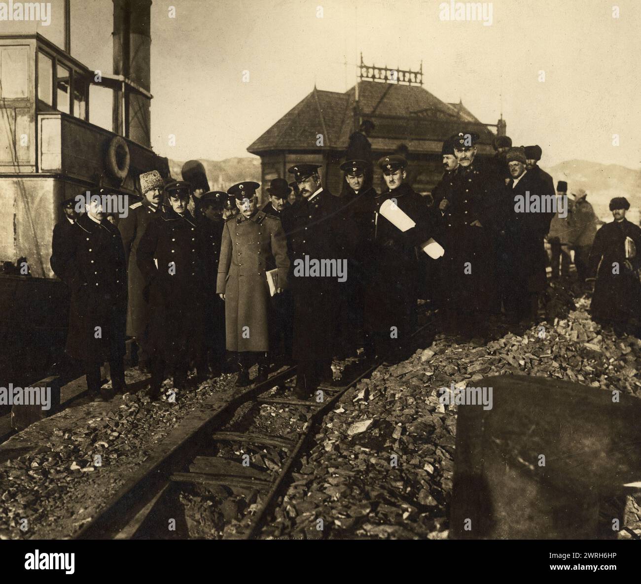 Inspection des travaux du port commercial de Vladivostok par le gouverneur général des Maritimes, N.L. Gondatti, le 16 février 1917, 1917. Du port de Vladivostokskii. Raboty 1916 goda (Vladivostok Port. Views of Work, 1916), un album inédit montrant les activités du principal port russe d'extrême-Orient en 1916, une année au cours de laquelle la Russie a été engagée en Europe dans la lutte contre l'Allemagne et ses alliés de la première Guerre mondiale, mais dans laquelle elle a continué à investir dans le développement du port. Les photographies de l'album montrent des vues de Golden Horn Bay (Bukhta Zolotoy Rog), des travaux de chemin de fer, des travaux de construction et de réparation aux quais et autres p Banque D'Images