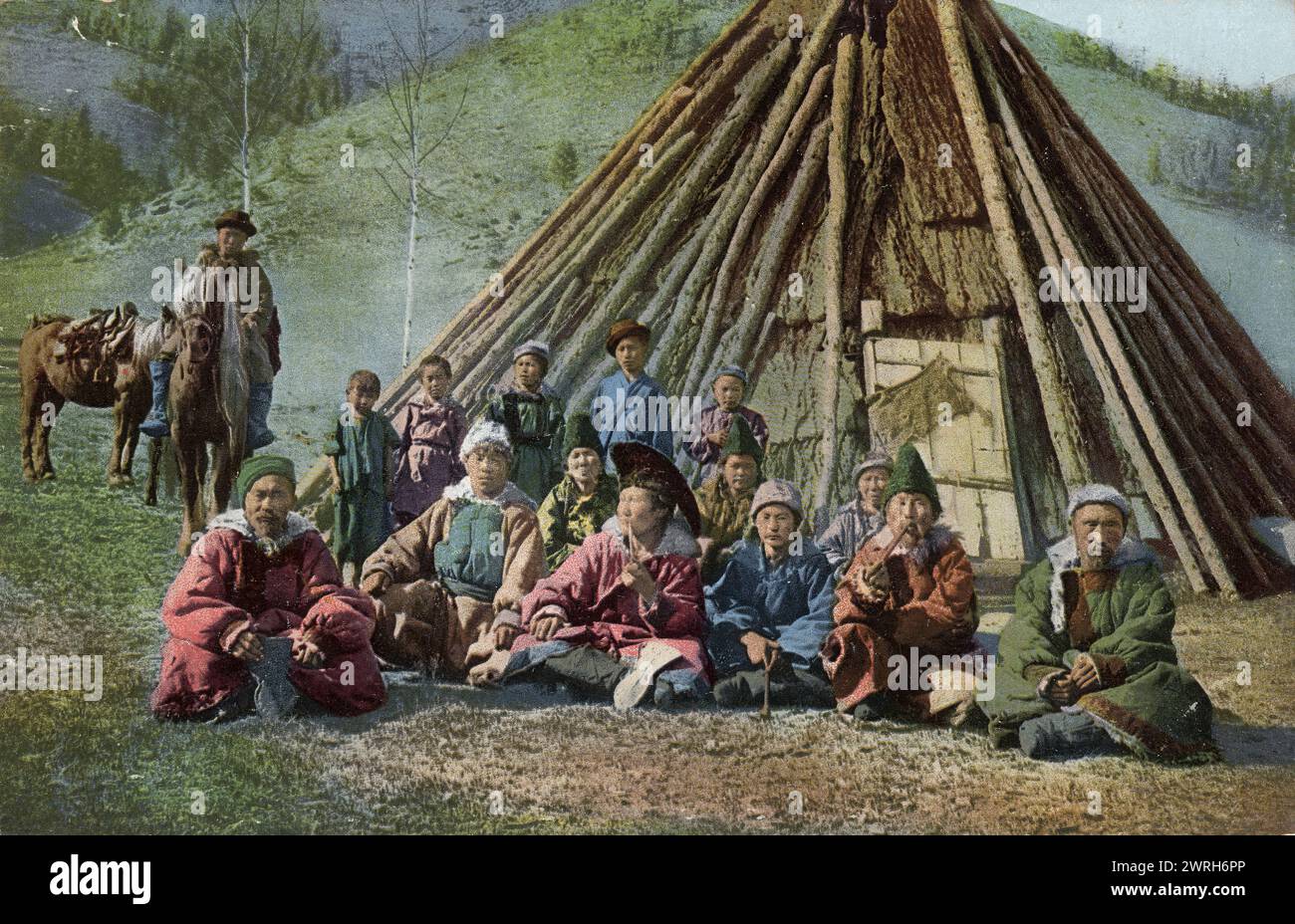 Groupe de l'Altaï à côté d'une habitation (Chaadyr), vallée de la rivière Katun, 1911-1913. D'une collection de cartes postales en couleur de l'Altaï, ou Altaï, région des montagnes du sud de la Sibérie au début du XXe siècle. En 1907, Borisov commence son expédition dans les montagnes de l'Altaï, qui dure jusqu'en 1911. Il a pris environ 1 500 photographies au cours de cette expédition, qu'il a présentées au public à son retour à Barnaoul à l'aide d'une lanterne magique. Les photographies représentent des vues de la nature dans les coins reculés des montagnes de l'Altaï et des peuples altaï et kazakhs autochtones de cette région. Borisov a offert th Banque D'Images