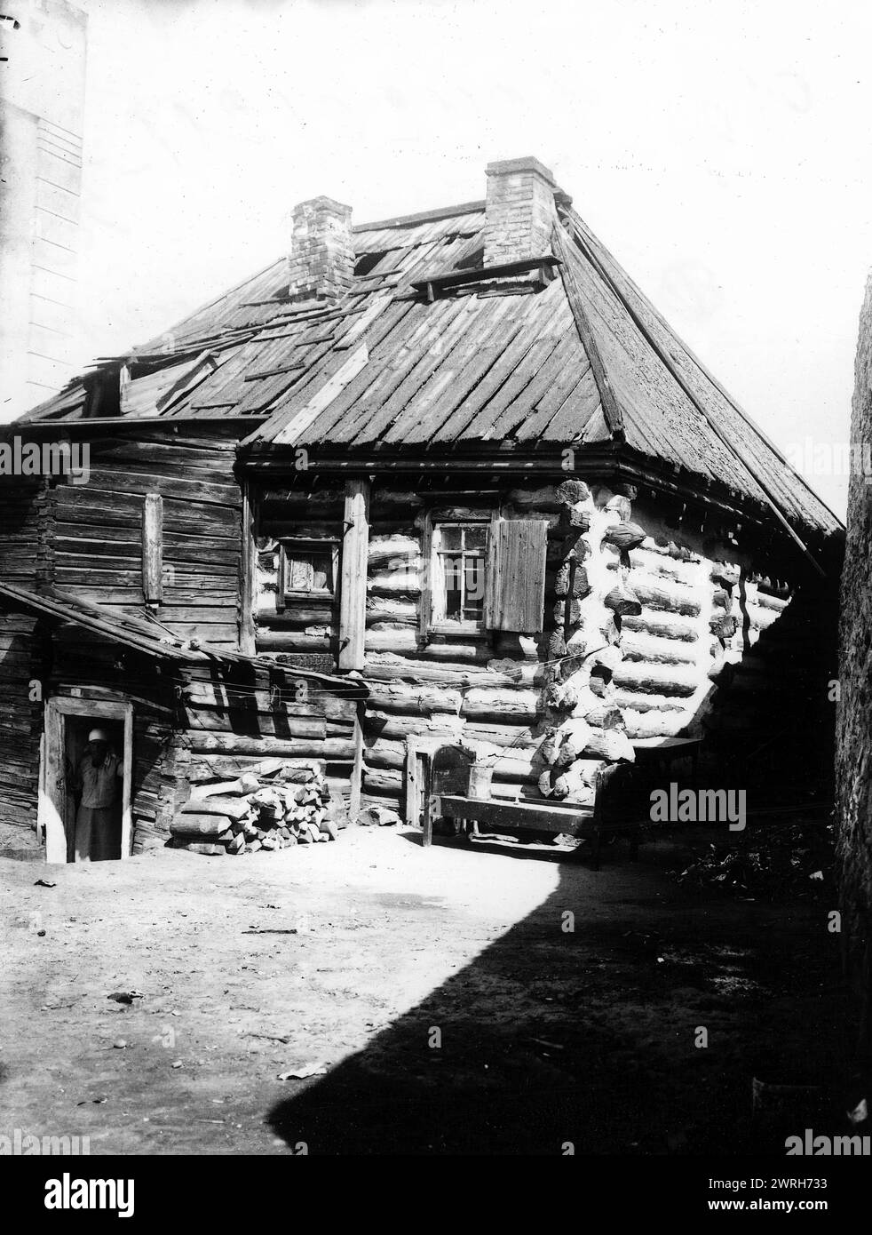 Une ancienne maison à Krasnoïarsk, 1900. Cette collection comprend plus de quatre cents photographies de la vie quotidienne dans la province de Yenisei à la fin de la période tsariste. Les photographies incluent des paysans, des Cosaques et des fonctionnaires de haut rang. Krasnoiarsk Krai Musée d'histoire régionale et de vie folklorique Banque D'Images