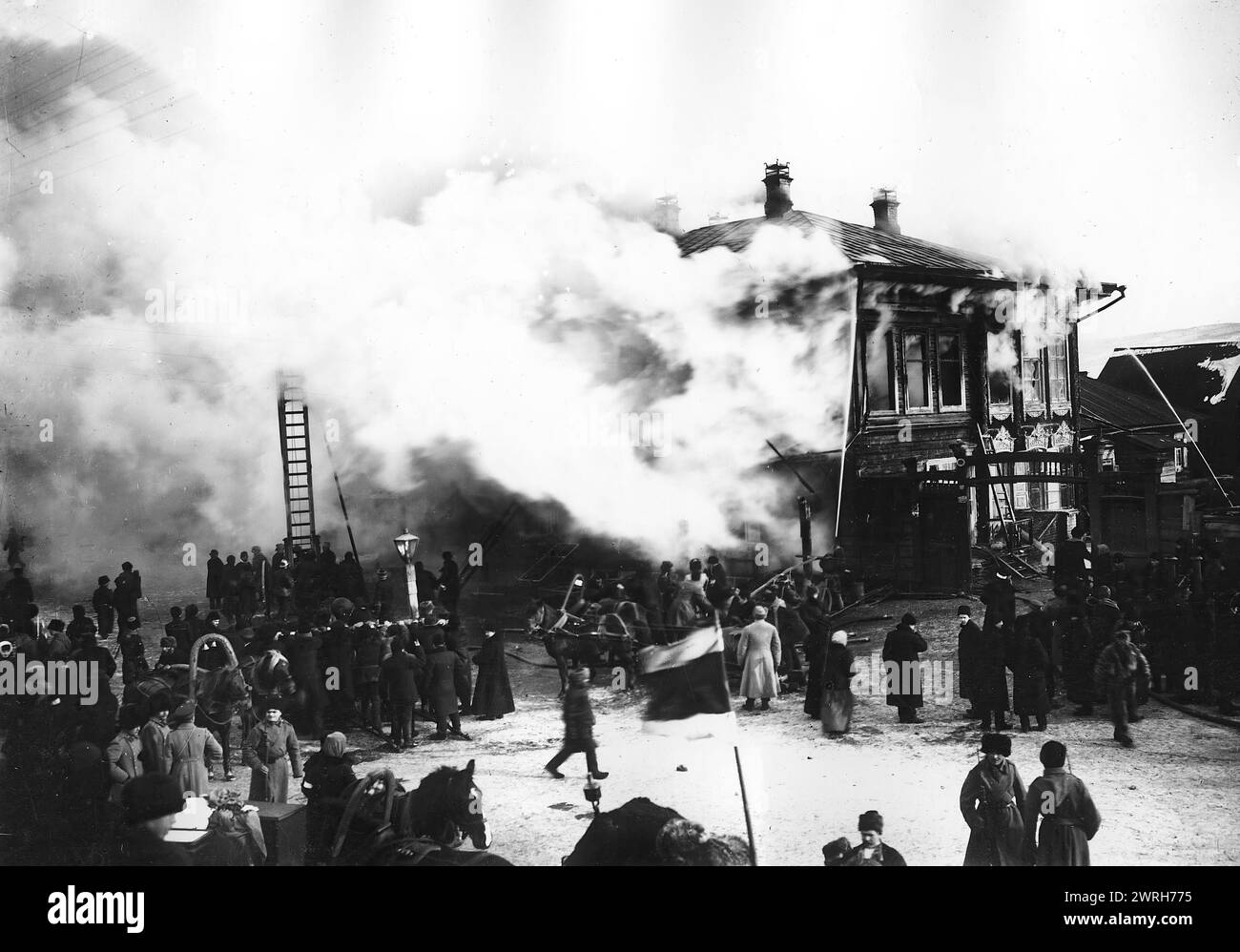 Incendie à l'hôtel Golden Anchor à Krasnoïarsk, 1908. Cette collection comprend plus de quatre cents photographies de la vie quotidienne dans la province de Yenisei à la fin de la période tsariste. Les photographies incluent des paysans, des Cosaques et des fonctionnaires de haut rang. Krasnoiarsk Krai Musée d'histoire régionale et de vie folklorique Banque D'Images