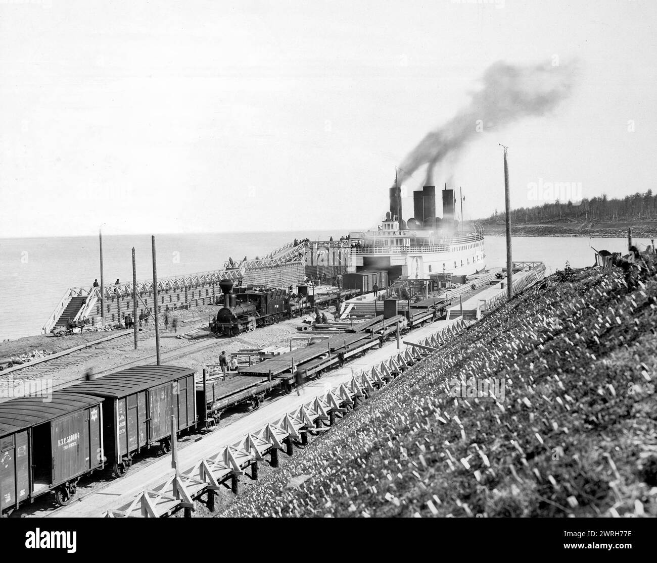Ferry-Icebreaker "Baikal" à l'embarcadère, 1900-1904. Dans la seconde moitié du XIXe siècle, la Russie a connu une période de développement ferroviaire qui a culminé avec la construction du chemin de fer transsibérien. Semblable aux grands chemins de fer vers le Pacifique aux États-Unis et au Canada, la ligne transcontinentale russe était destinée à approvisionner et peupler la Sibérie ainsi qu'à livrer des matières premières aux industries en développement rapide à l'ouest de l'Oural. Cette photographie est tirée d'un album de 56 photographies de la Collection de matériaux documentaires sur l'histoire de la R de Sibérie occidentale Banque D'Images