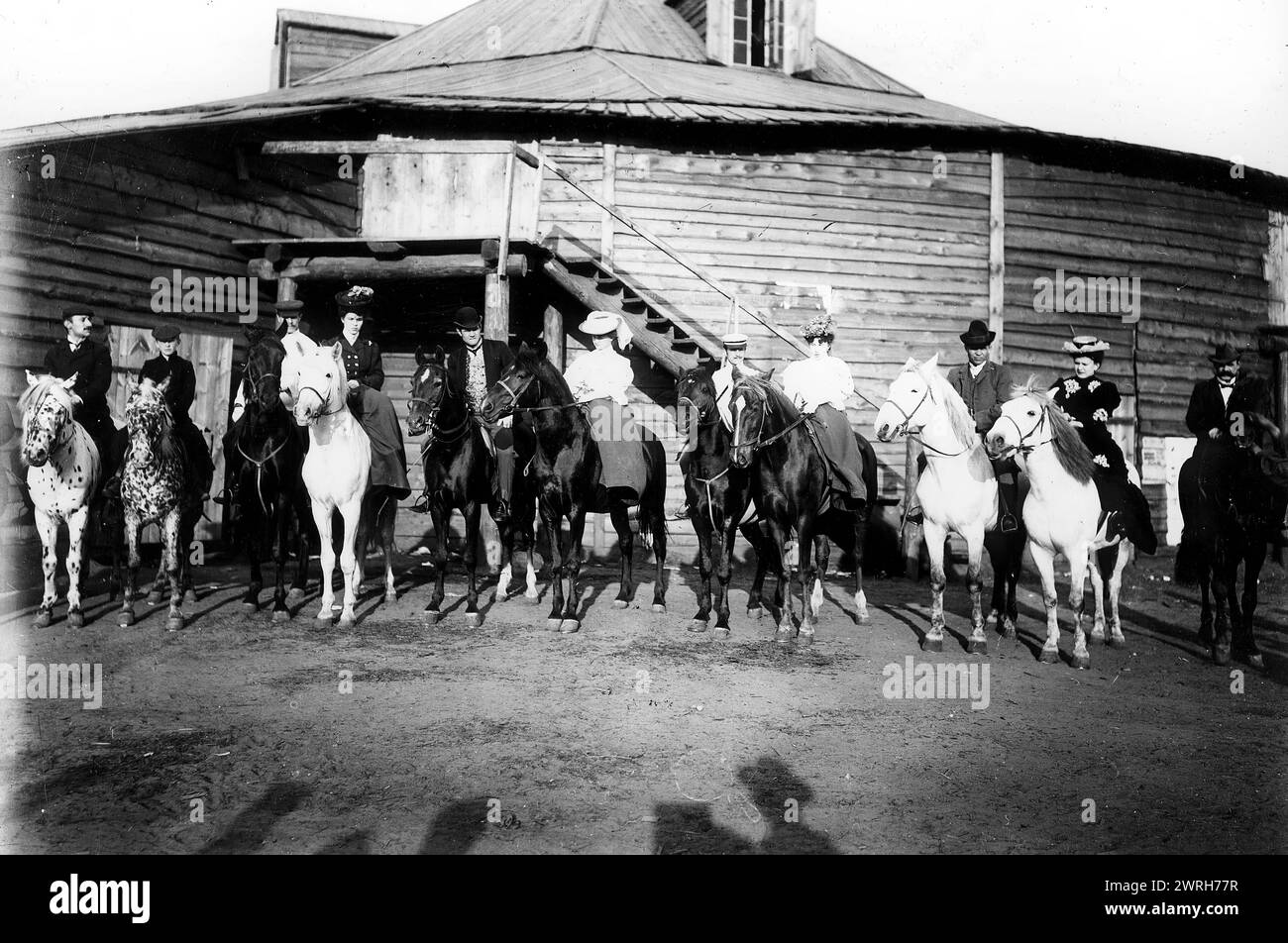 Cirque (Strukova), 1900. Cette collection comprend plus de quatre cents photographies de la vie quotidienne dans la province de Yenisei à la fin de la période tsariste. Les photographies incluent des paysans, des Cosaques et des fonctionnaires de haut rang. Krasnoiarsk Krai Musée d'histoire régionale et de vie folklorique Banque D'Images