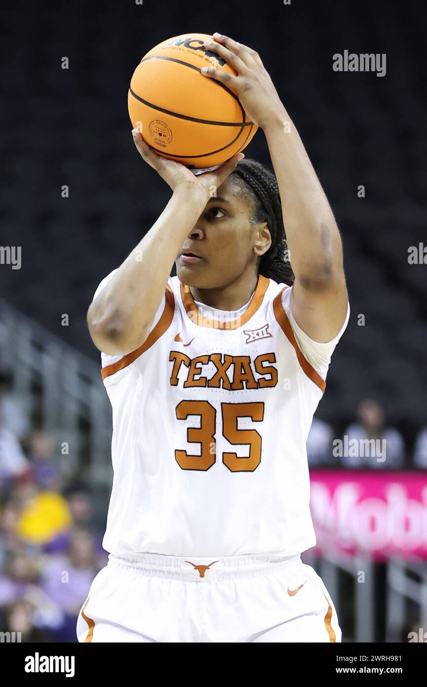 KANSAS CITY, MO - MARCH 11: Texas Longhorns forward Madison Booker (35) shoots a jumper in the first quarter of a women's Big 12 tournament semifinal game between the Kansas State Wildcats and Texas Longhorns on Mar 11, 2024 at T-Mobile Center in Kansas City, MO. (Photo by Scott Winters/Icon Sportswire) (Icon Sportswire via AP Images) Banque D'Images