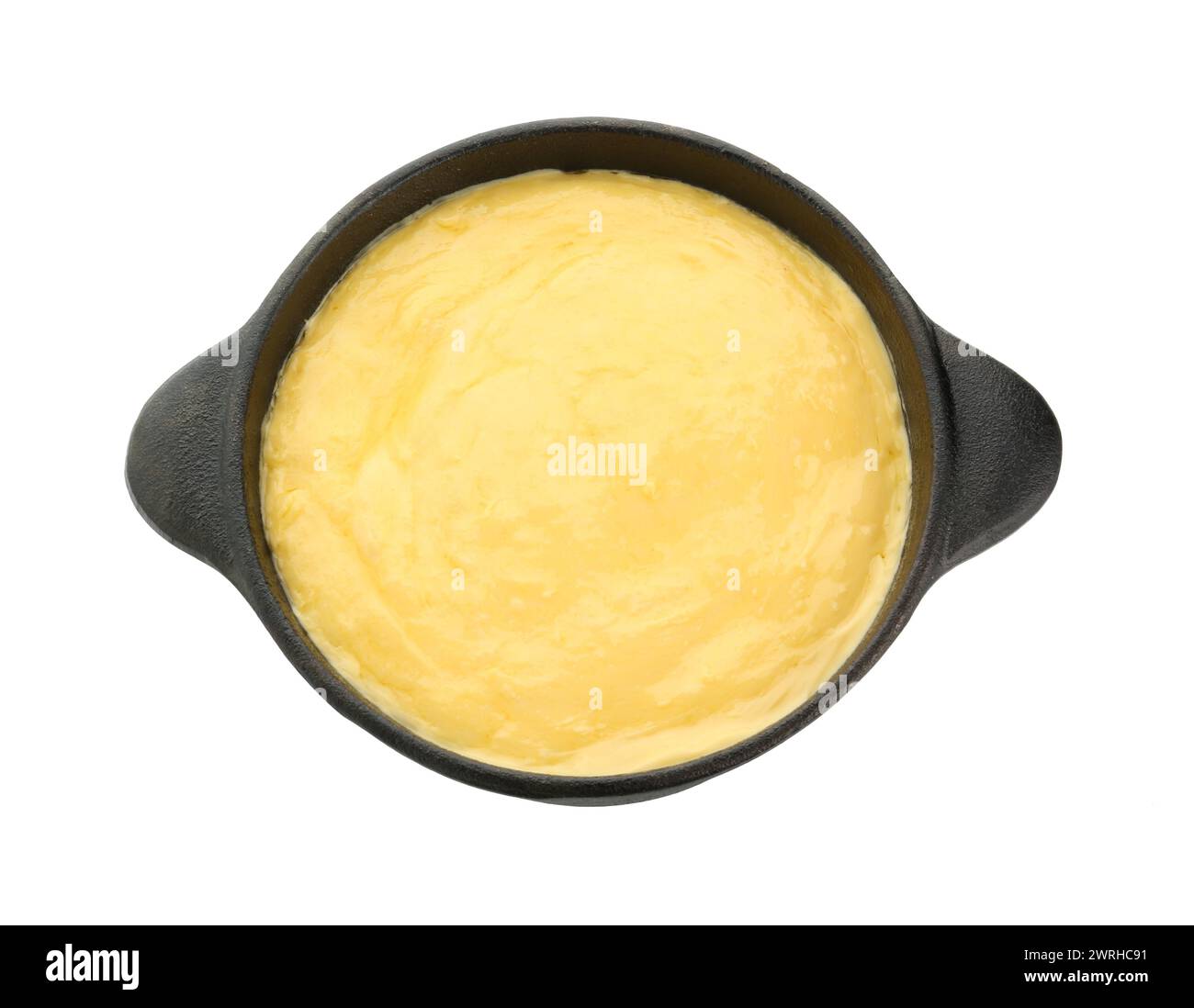 Casserole à fondue avec savoureux fromage fondu isolé sur blanc, vue de dessus Banque D'Images
