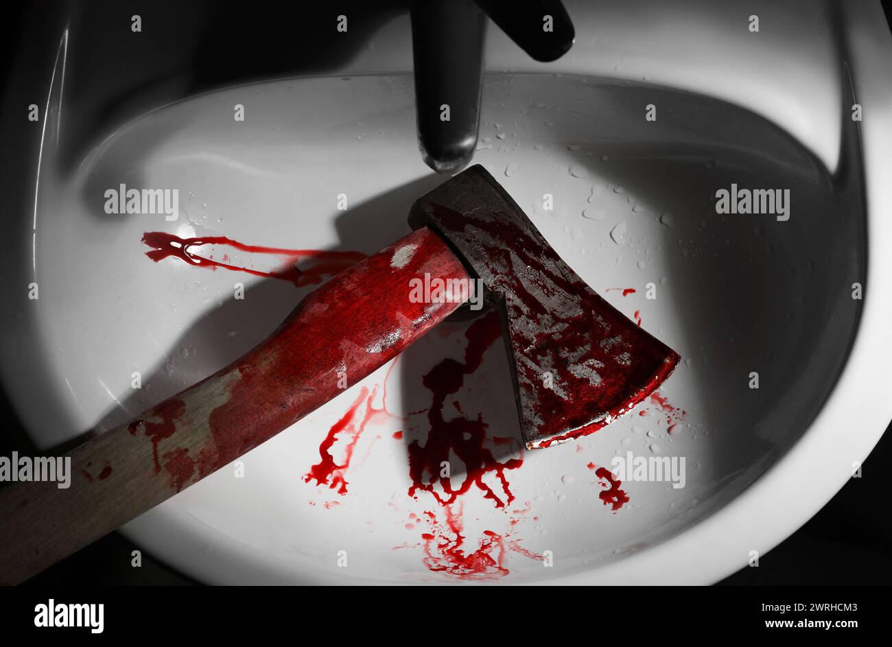 Hache avec du sang dans l'évier, vue au-dessus Banque D'Images
