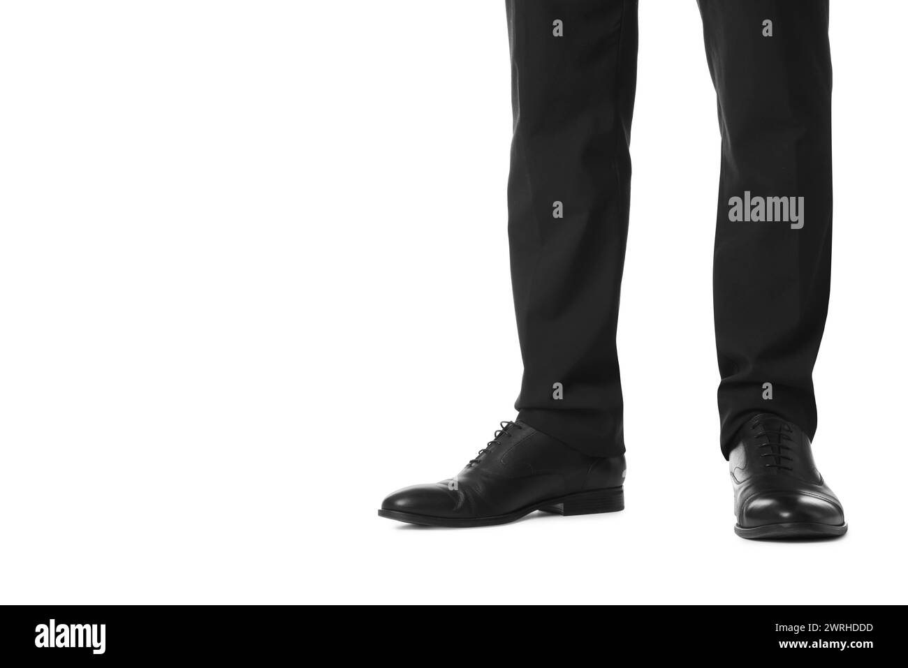 Homme d'affaires dans des chaussures en cuir sur fond blanc, gros plan Banque D'Images