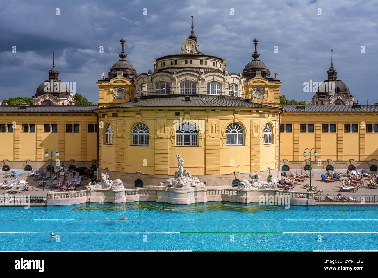 Il s'agit d'une vue sur l'architecture des bains Szechenyi et la piscine, un célèbre spa de santé et bain le 07 juin 2022 à Budapest, Hongrie Banque D'Images