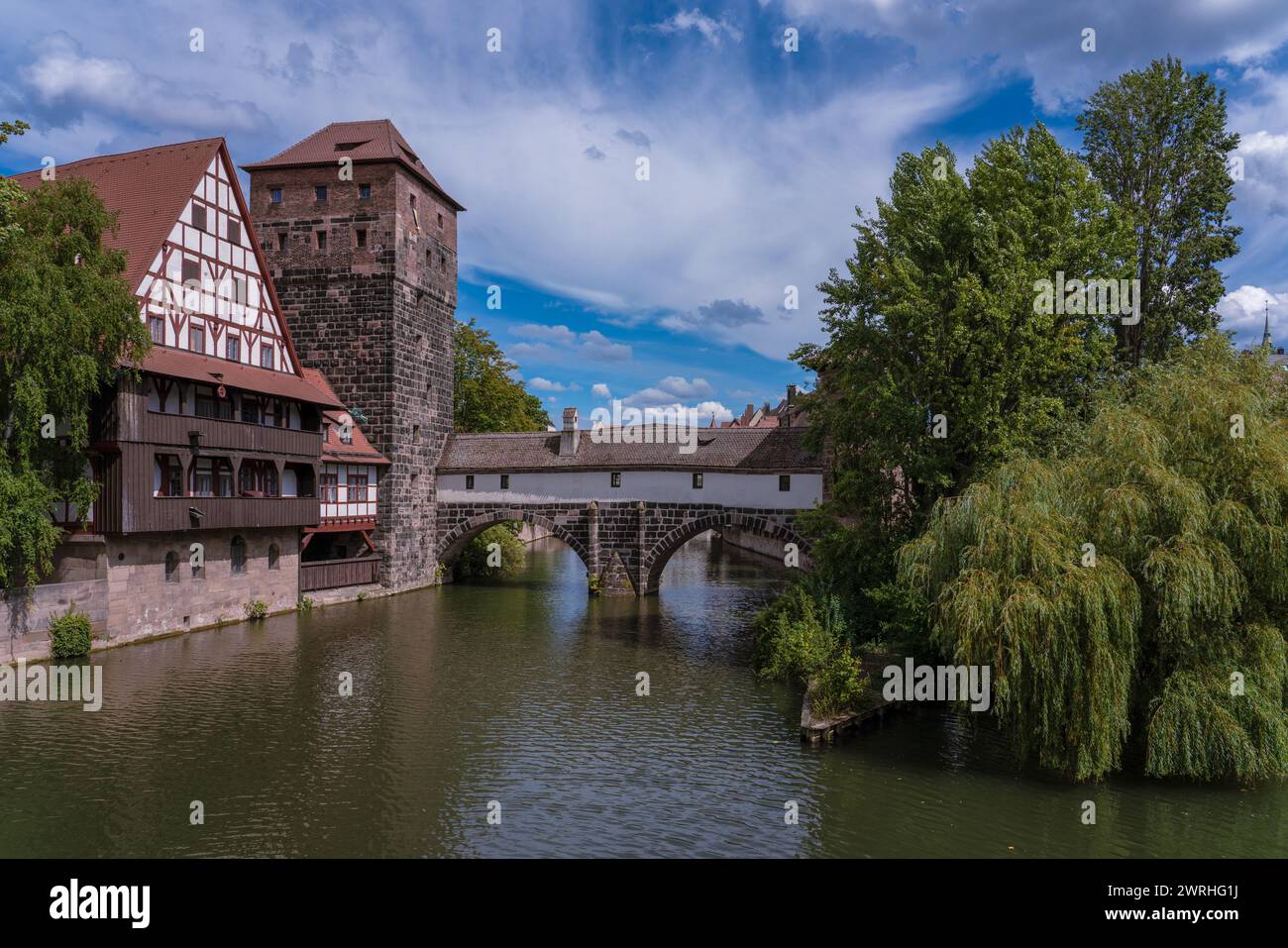 Ceci est une vue du célèbre pont du Hangman, un monument historique le long de la rivière Pegnitz le 15 août 2022 à Nuremberg, en Allemagne Banque D'Images