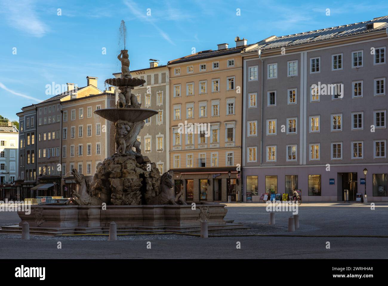 Ceci est une vue de la Residenzplatz, la place principale de la ville dans la vieille ville le 06 septembre 2022 à Salzbourg Banque D'Images