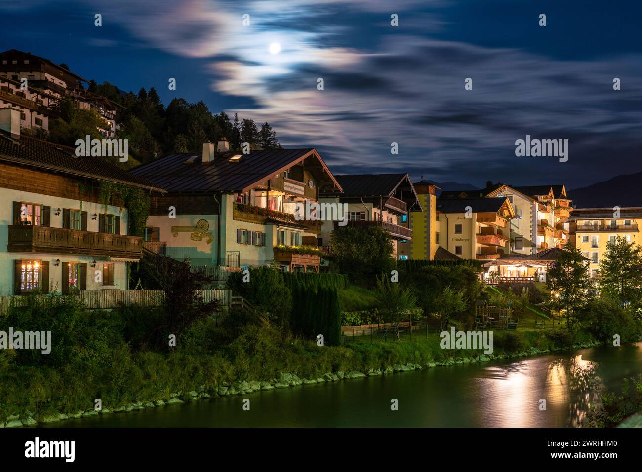 Hôtels et maisons le long de la rivière Berchtesgaden la nuit du 06 septembre 2022 à Berchtesgaden, Allemagne Banque D'Images