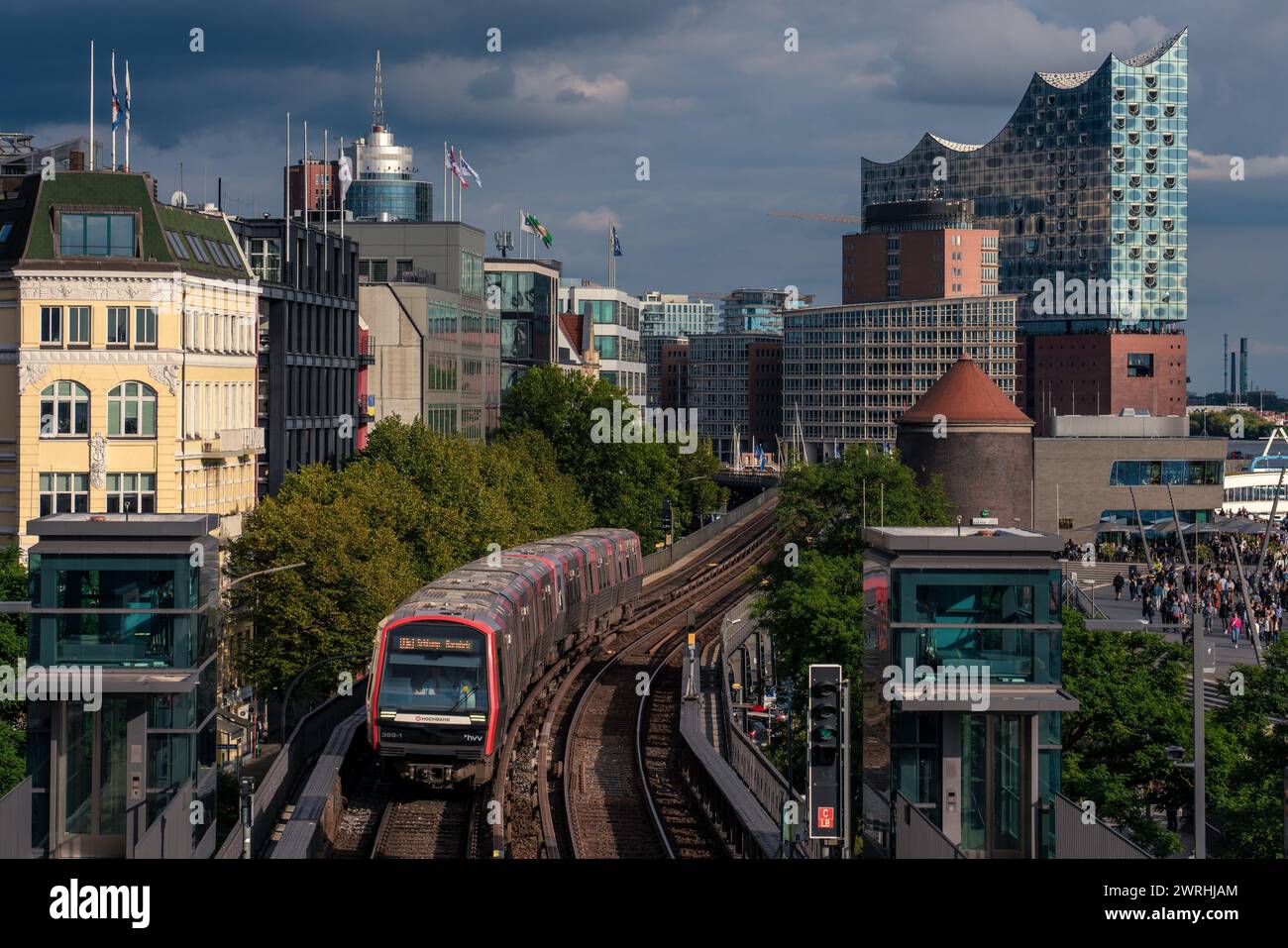Il s'agit d'une vue sur le chemin de fer et les bâtiments de la ville à choisis Pauli, une zone de front de mer et destination de voyage populaire le 11 septembre 2022 à Hambourg, germe Banque D'Images