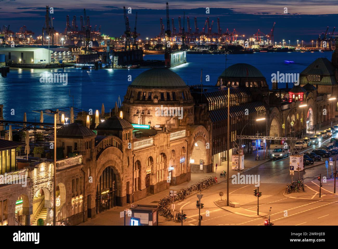 Il s'agit d'une vue nocturne des bâtiments traditionnels au bord de la rivière dans la région de St Pauli, une destination de voyage célèbre le 12 septembre 2022 à Hambourg, en Allemagne Banque D'Images