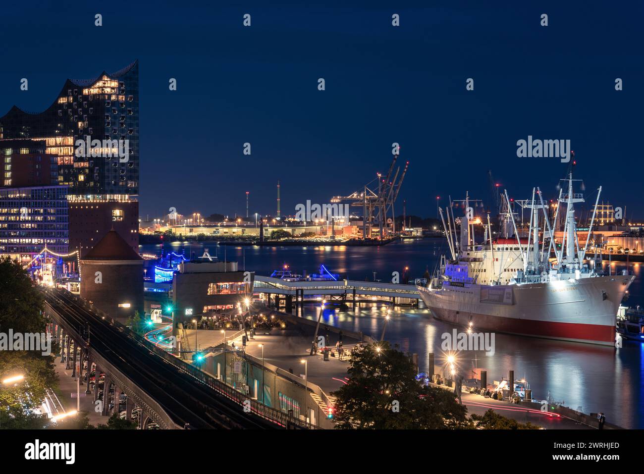 Il s'agit d'une vue nocturne du front de mer de Hambourg, une destination de voyage populaire le 12 septembre 2022 à Hambourg, en Allemagne Banque D'Images