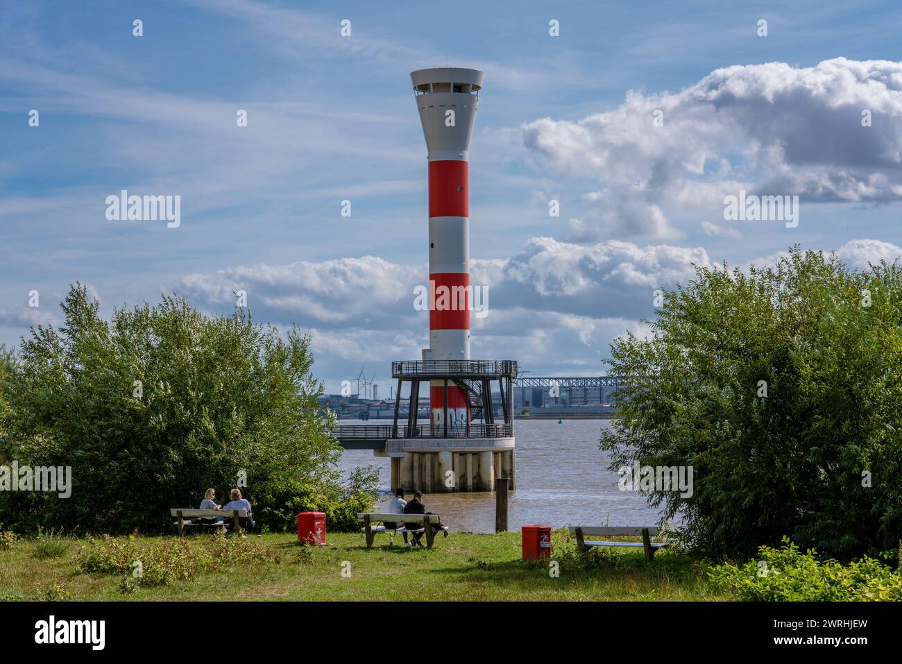 Il s'agit d'une vue panoramique sur le phare bas, un célèbre monument de front de mer dans la région de Blankenese le 13 septembre 2022 à Hambourg, en Allemagne Banque D'Images