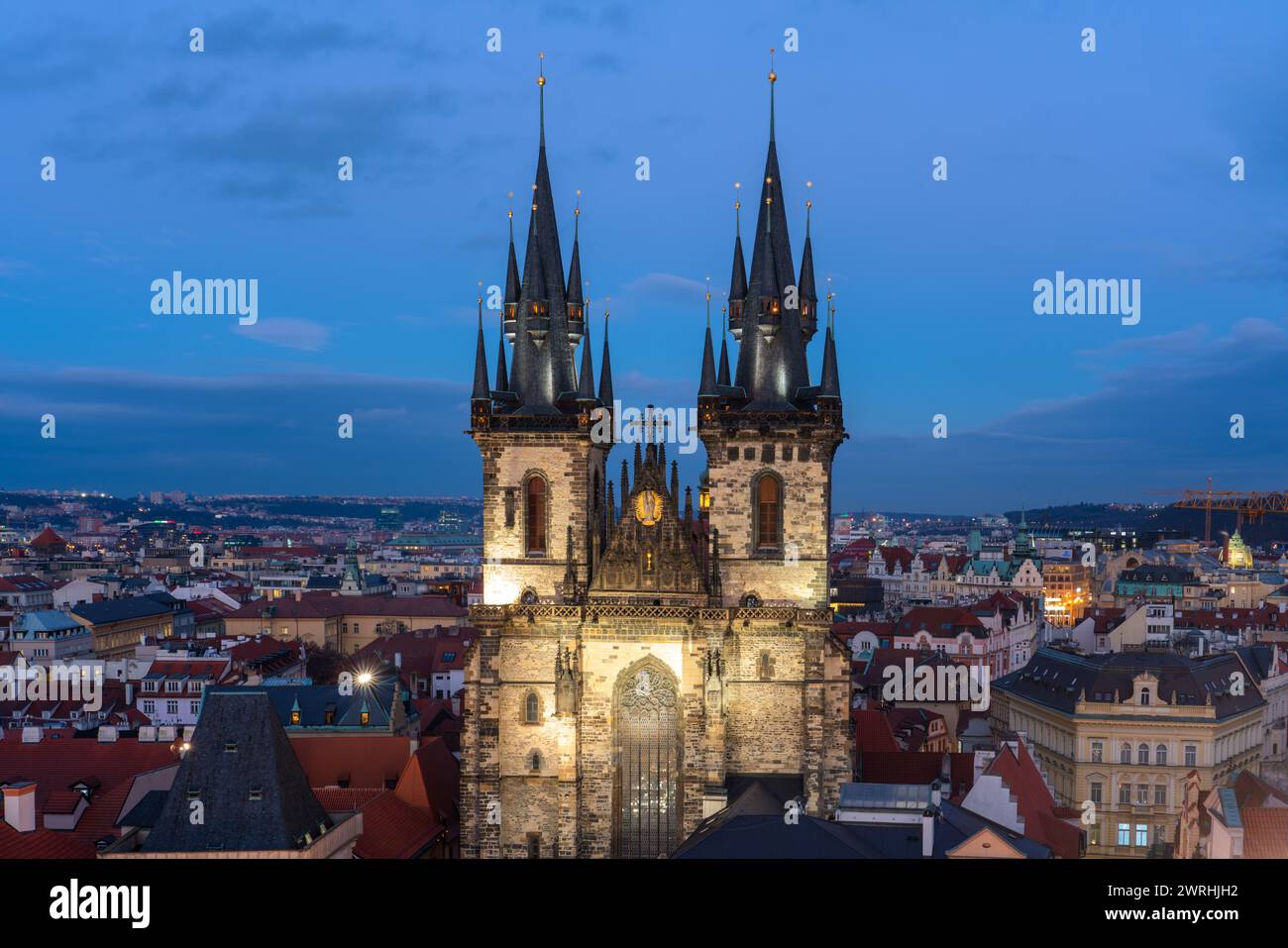 Il s'agit d'une vue en soirée de l'église notre-Dame avant Týn, un monument historique dans la vieille ville le 08 décembre 2022 à Prague, République tchèque Banque D'Images