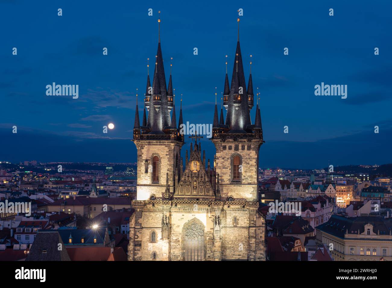 Ceci est une vue nocturne de l'église notre-Dame avant Týn, un monument religieux dans la vieille ville le 08 décembre 2022 à Prague, République tchèque Banque D'Images