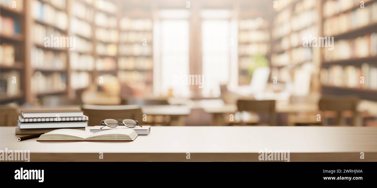 Un espace de présentation pour exposer des produits, des lunettes et des livres sur une table en bois avec un fond flou d'une spacieuse bibliothèque vintage. educati Banque D'Images