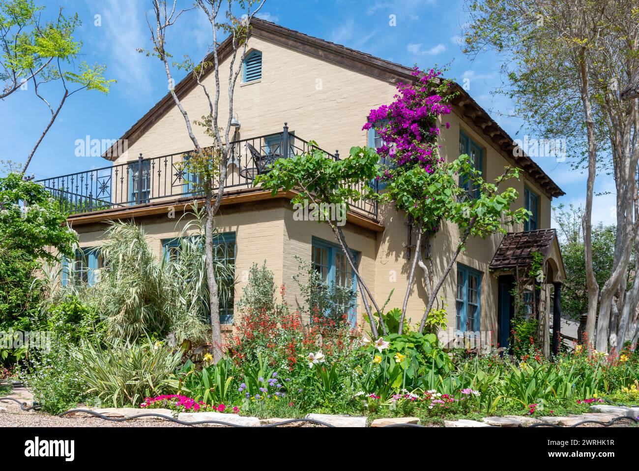 Maison de deux étages avec jardins fleuris, dans le quartier historique de McAllen, comté de Hidalgo, Texas, États-Unis. Banque D'Images
