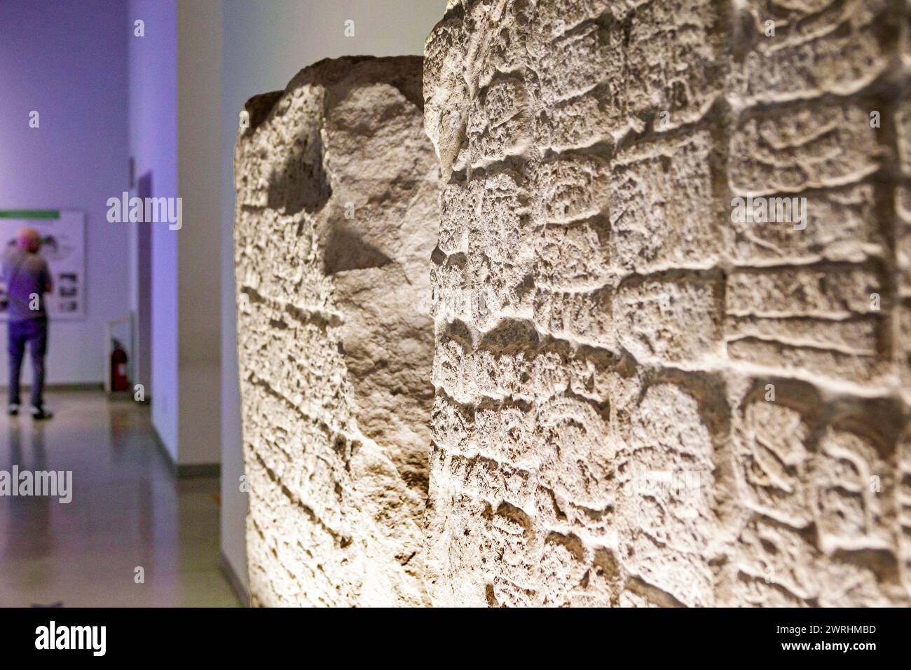 Merida Mexico, Zona Industrial, Calle 60, Musée du monde maya de Merida Gran Museo del Mundo Maya, intérieur, El Caracol panneau monument, calcaire en pierre Banque D'Images