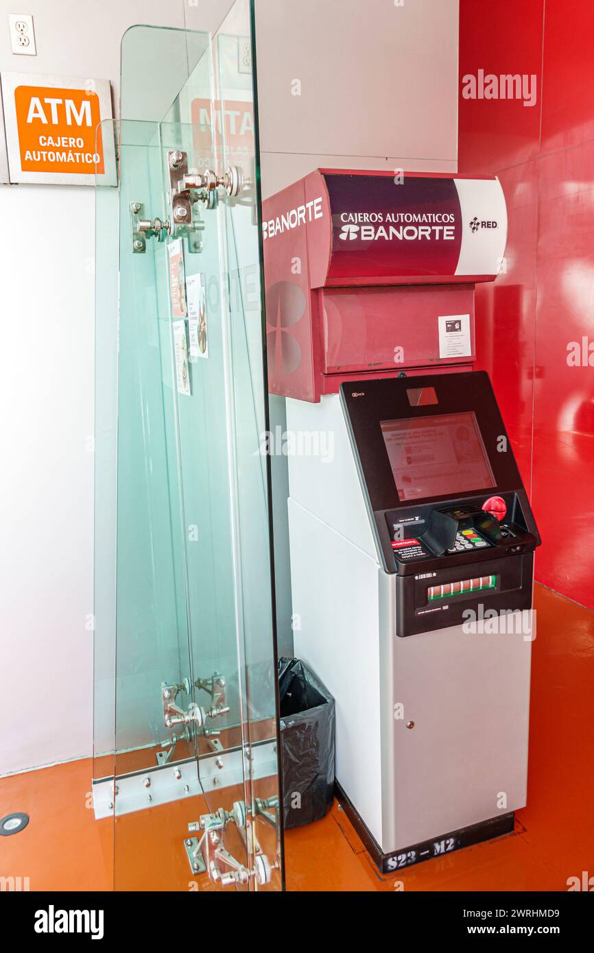 Merida Mexique, Zona Industrial, Calle 60, Musée du monde maya de Merida Gran Museo del Mundo Maya, intérieur, banque ATM Banorte, signes d'information, Banque D'Images