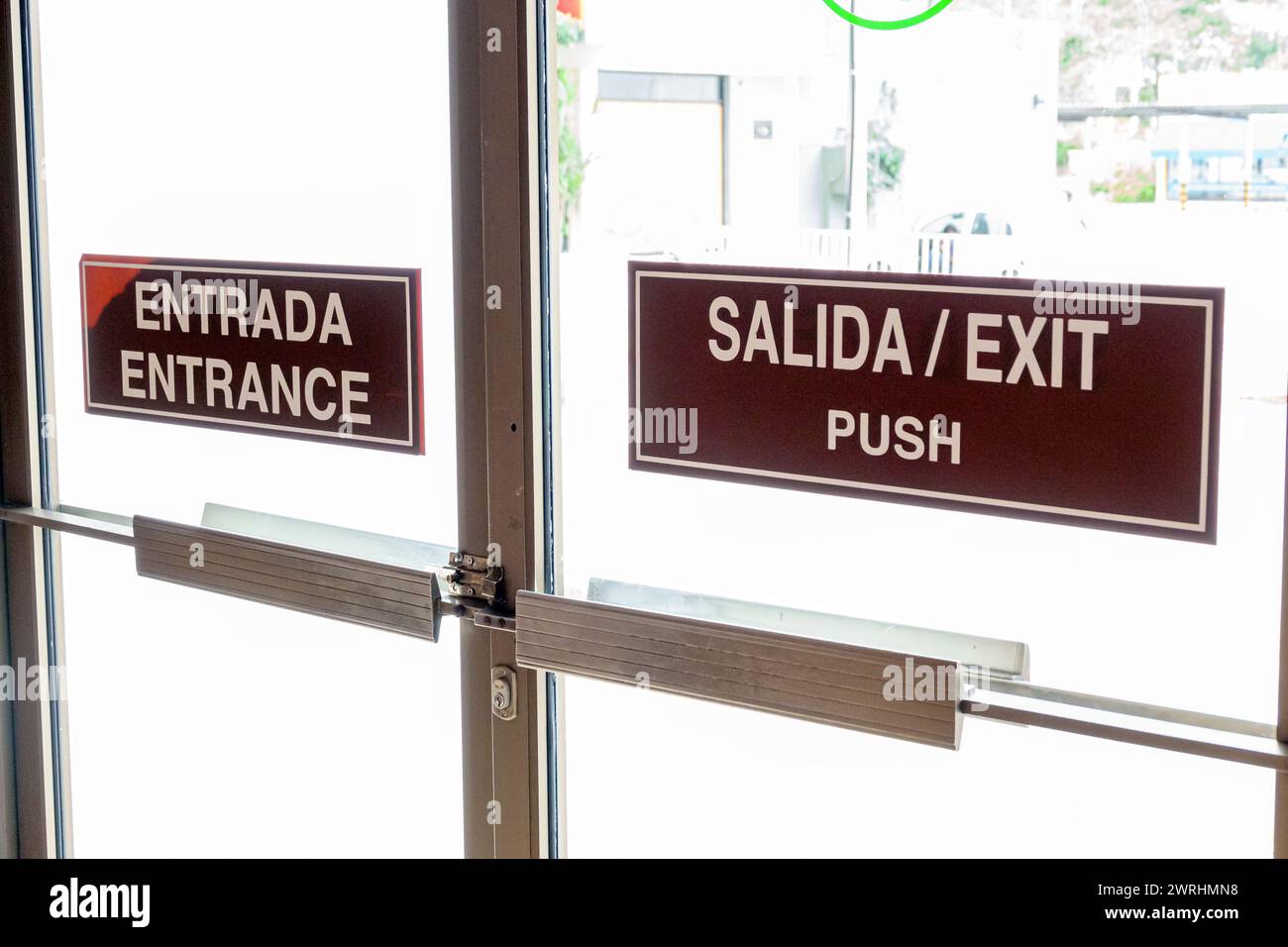 Merida Mexique, Paseo Montejo Avenida Colon, Fiesta Americana Merida hôtel, intérieur, porte de hall, sortie d'entrée, deux 2 langues multiples, bilingue mu Banque D'Images