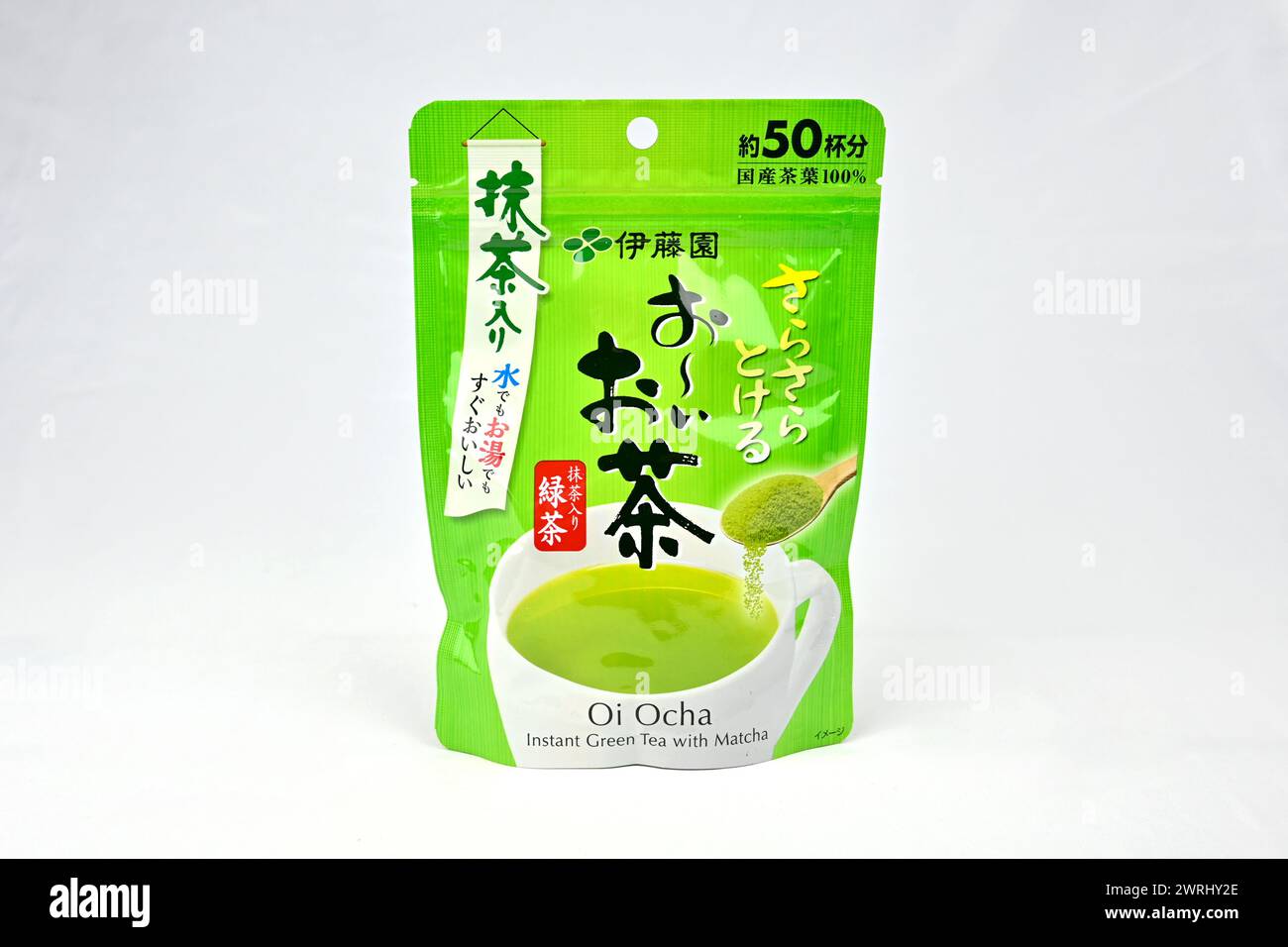 Itoen Oi OCHA instant Green Tea with Matcha - pays de Galles, Royaume-Uni - 12 mars 2024 Banque D'Images