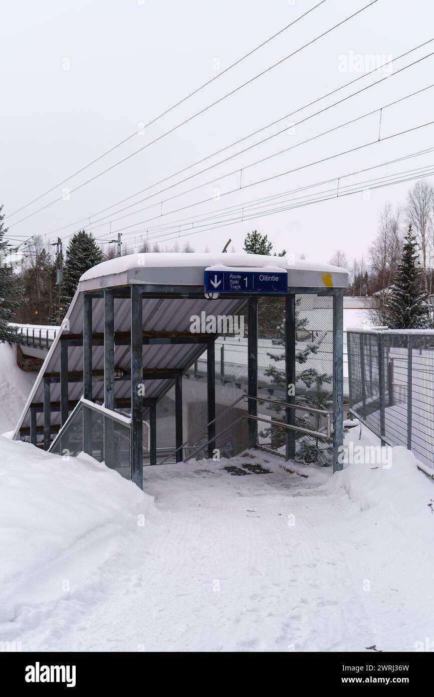 Entrée au passage souterrain à la petite gare locale finlandaise en hiver. Oitti, Finlande. 13 janvier 2023. Banque D'Images