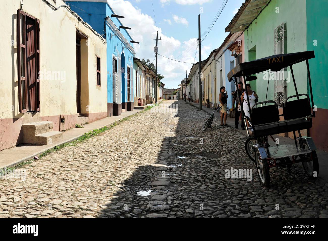 Vue sur une rue pavée avec l'architecture cubaine historique et un taxi, Trinidad, Cuba, Amérique centrale Banque D'Images