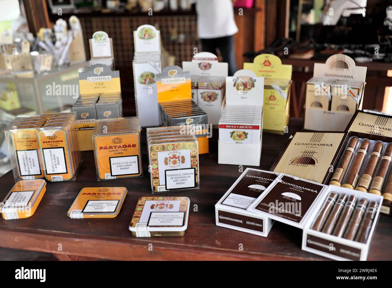 Divers paquets de cigares et produits sont affichés sur une table de vente, Parque Natural Cienaga de Zapata, péninsule de Zapata, Cuba, Amérique centrale Banque D'Images