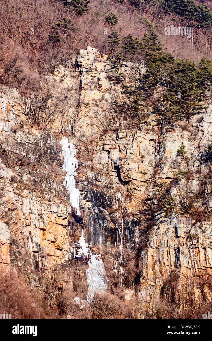 Cascade gelée sur le côté de la montagne rocheuse par jour ensoleillé dans la province de Gyeonggi en Corée du Sud Banque D'Images