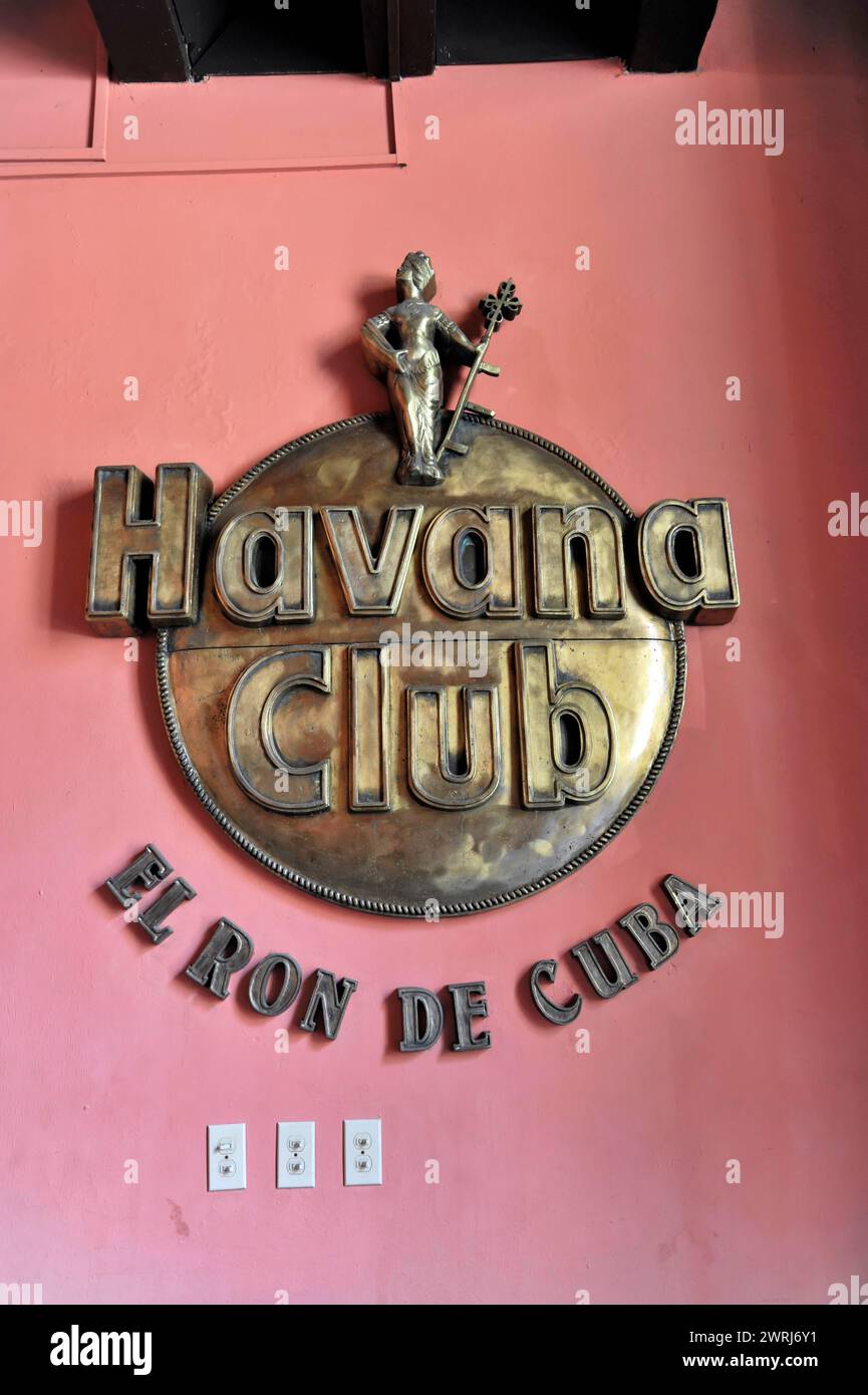 Une plaque dorée du Havana Club sur un mur rouge, la Havane, Cuba, Amérique centrale Banque D'Images