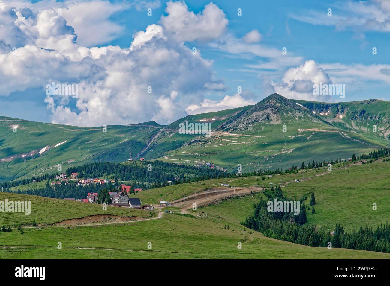 Panorama de montagne sur la Transalpina haute route, Alpes Transylvaniennes, dans les Carpates du sud près de Ranca. Comté de Gorj, Transylvanie, Roumanie Banque D'Images