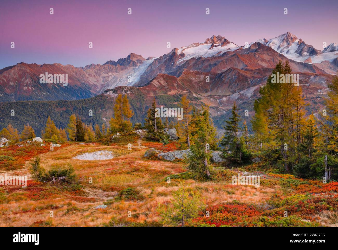 Vue au coucher du soleil sur les aiguilles de Tour et l'aiguille de Chardonnet en Savoie, France Banque D'Images