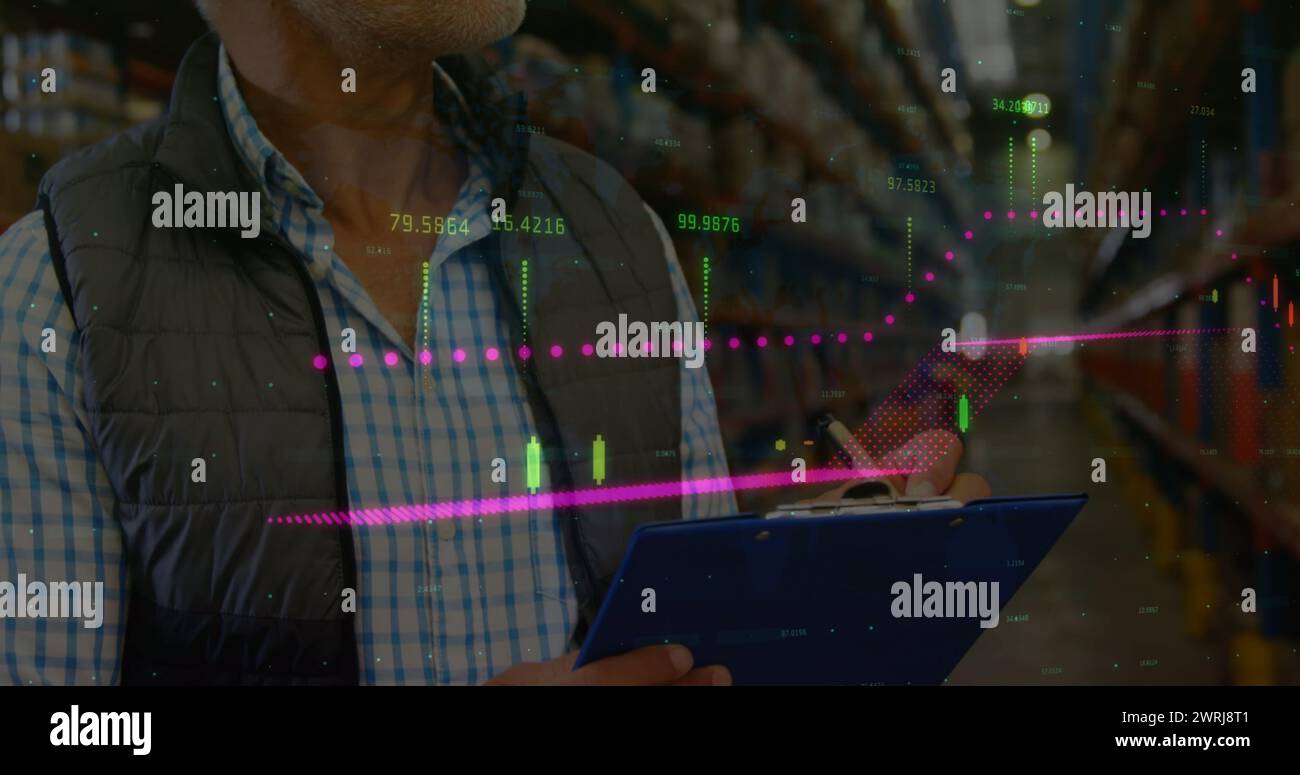 Image du traitement des données financières sur travailleur biracial dans l'entrepôt Banque D'Images