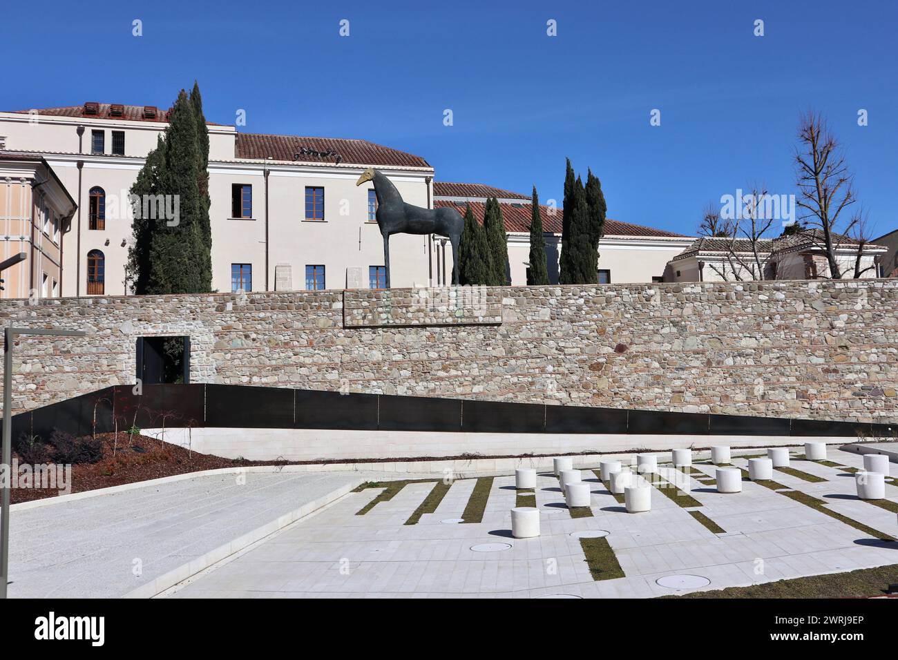 Benevento - Cavallo in bronzo dal terrazzo dell'hortus conclusus Banque D'Images