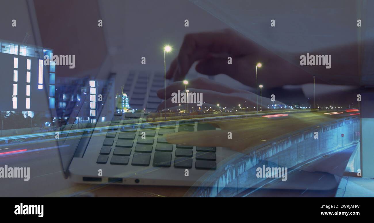 Image de mains de femme utilisant un ordinateur portable sur accéléré le trafic dans la ville la nuit Banque D'Images