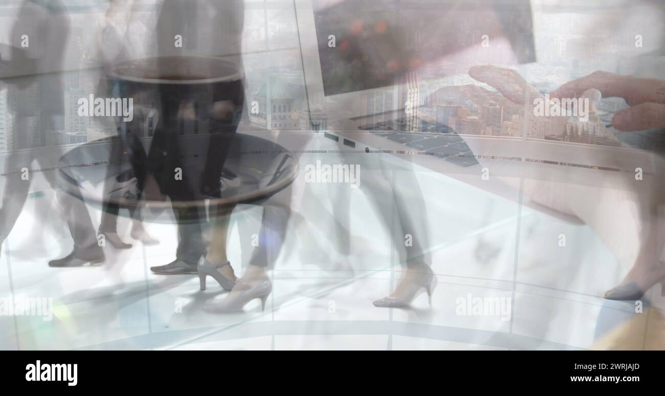 Image des mains d'une femme utilisant un ordinateur portable sur les navetteurs accélérés marchant dans un bâtiment moderne Banque D'Images