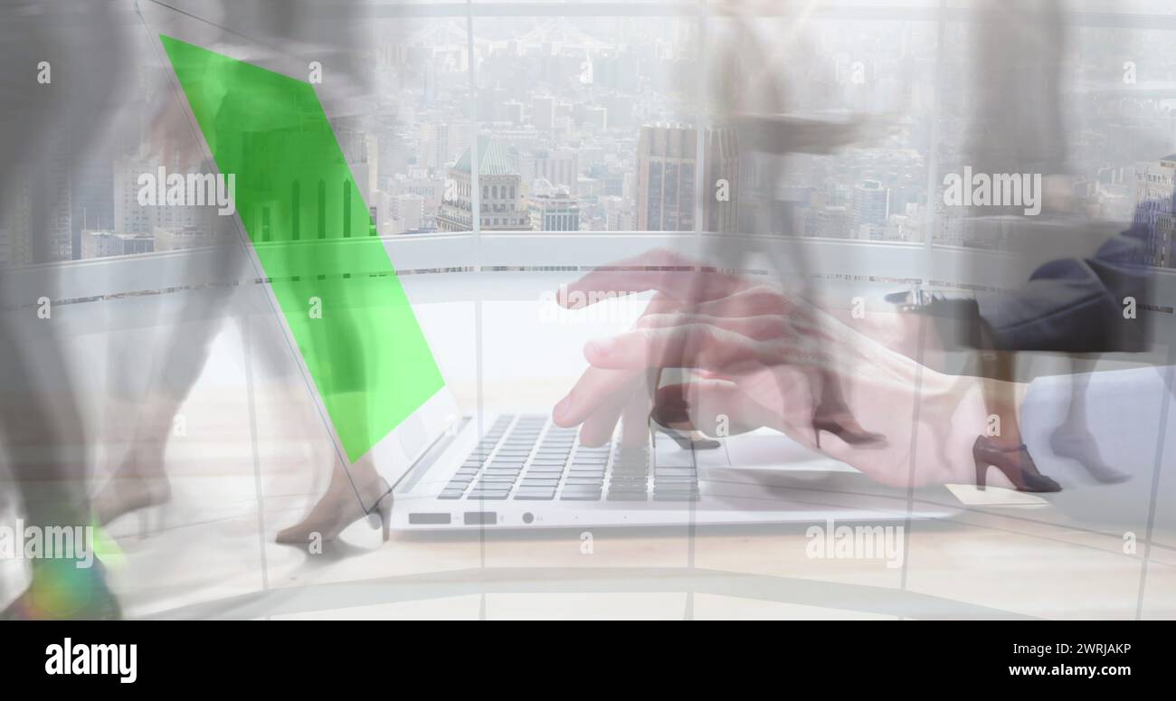 Image de femme d'affaires utilisant un ordinateur portable avec écran vert sur les navetteurs accélérés marchant dans la ville Banque D'Images