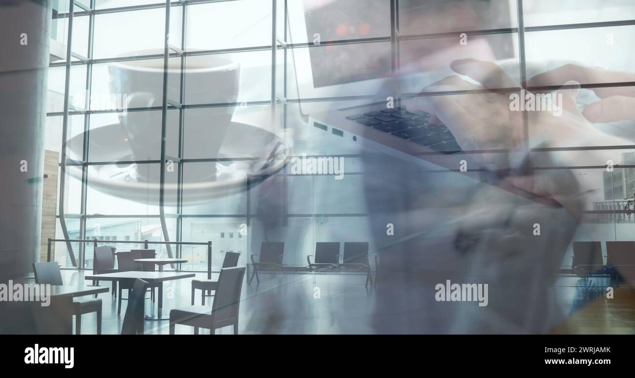 Image des mains d'une femme travaillant sur un ordinateur portable sur des navetteurs accélérés marchant dans un bâtiment moderne Banque D'Images