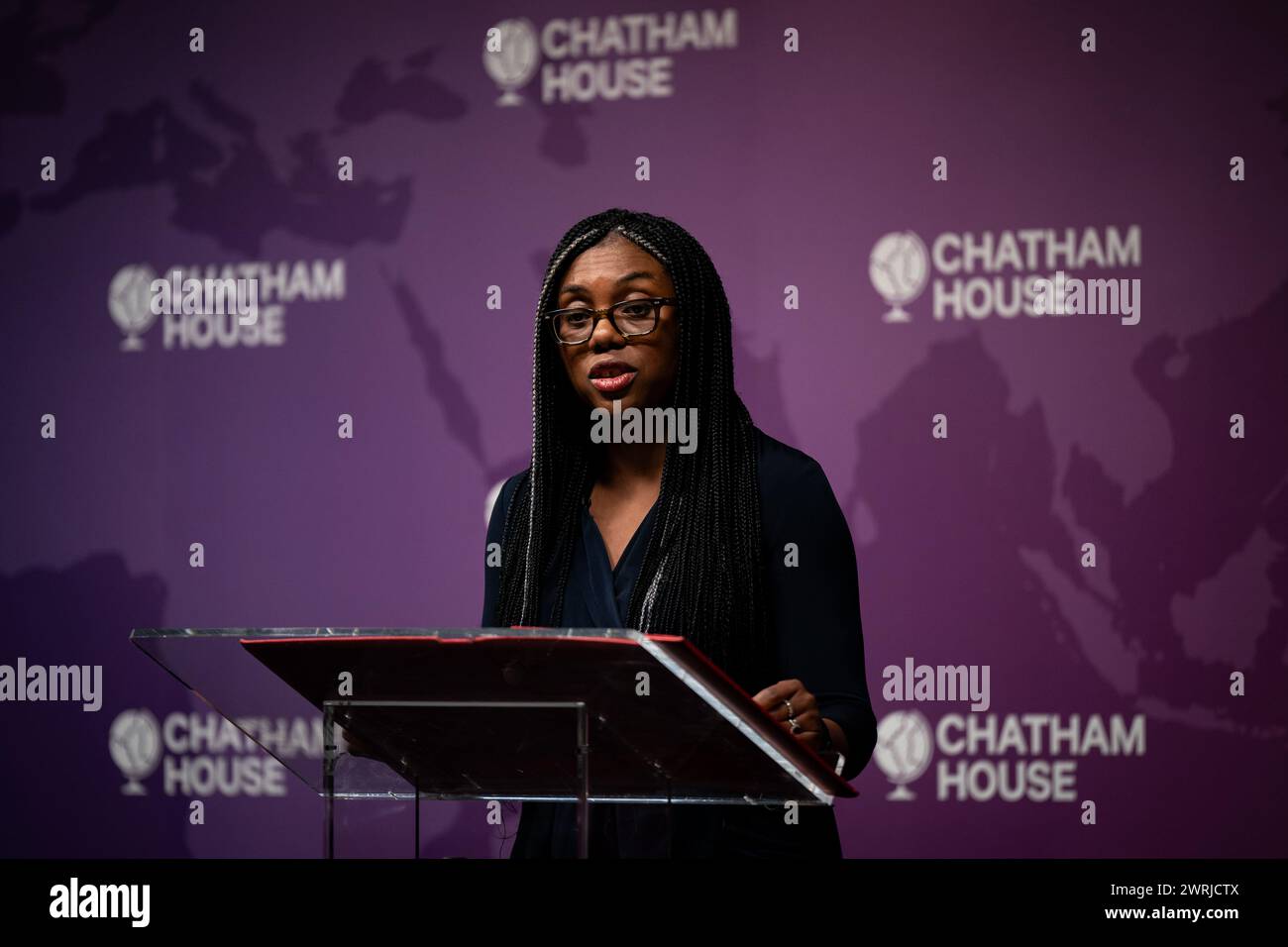 Photo du dossier datée du 07/03/24 de la secrétaire d'entreprise Kemi Badenoch prononçant son discours principal à la Chatham House 2024 Global Trade Conference à Londres. Le Royaume-Uni est sur le point de signer un accord sur une coopération commerciale plus étroite avec le Texas alors que le gouvernement continue de poursuivre des accords au niveau de l'État en l'absence d'un accord de libre-échange plus large avec les États-Unis. Kemi Badenoch et le gouverneur du Texas Greg Abbott devraient signer officiellement l'accord mercredi à Westminster. Date d'émission : mercredi 13 mars 2024. Banque D'Images