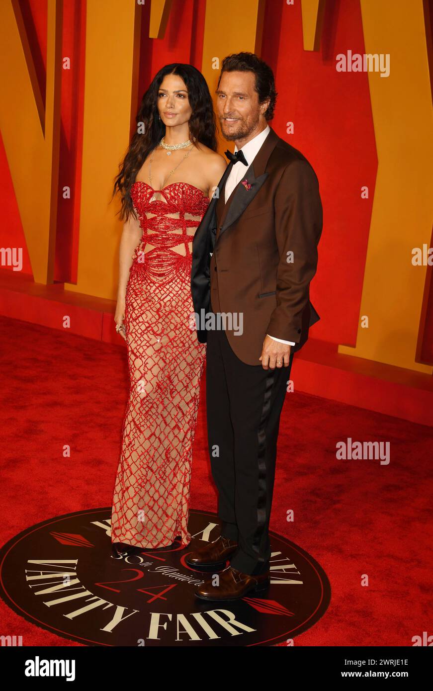 BEVERLY HILLS, CALIFORNIE - 10 MARS : (de gauche à droite) Camila Alves et Matthew McConaughey assistent à la Vanity Fair Oscar Party 2024 animée par Radhika Jones à Wa Banque D'Images