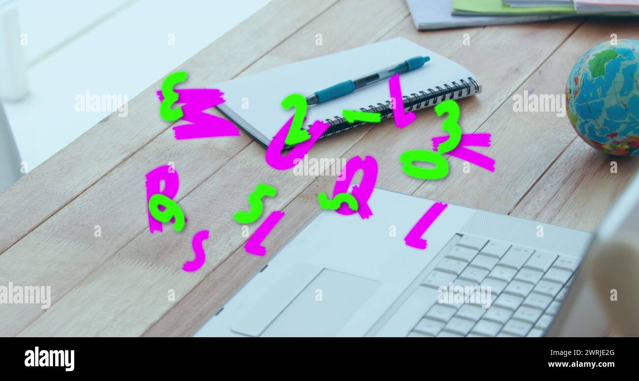 Image des chiffres et des lettres changeant sur le bureau avec ordinateur portable et ordinateur portable Banque D'Images