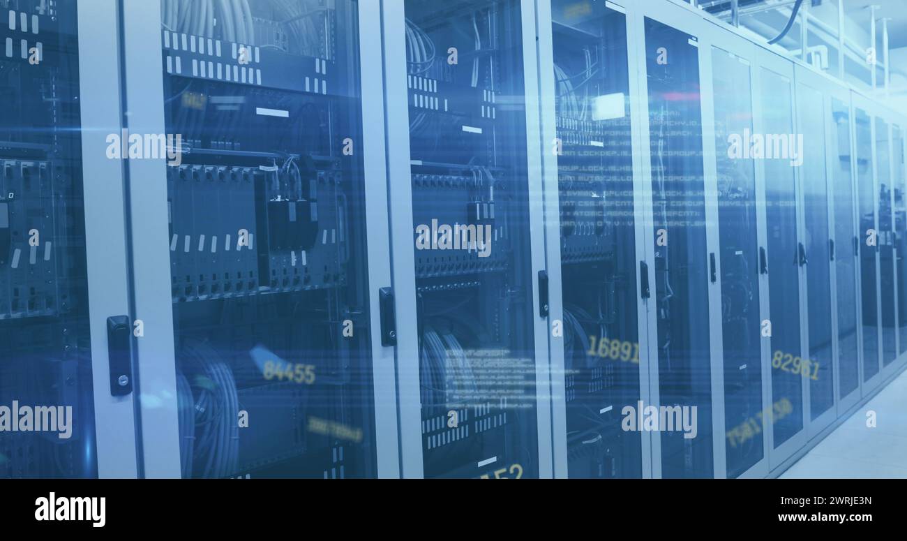 Image du changement de nombres et du traitement des données sur les serveurs informatiques dans la salle technique Banque D'Images
