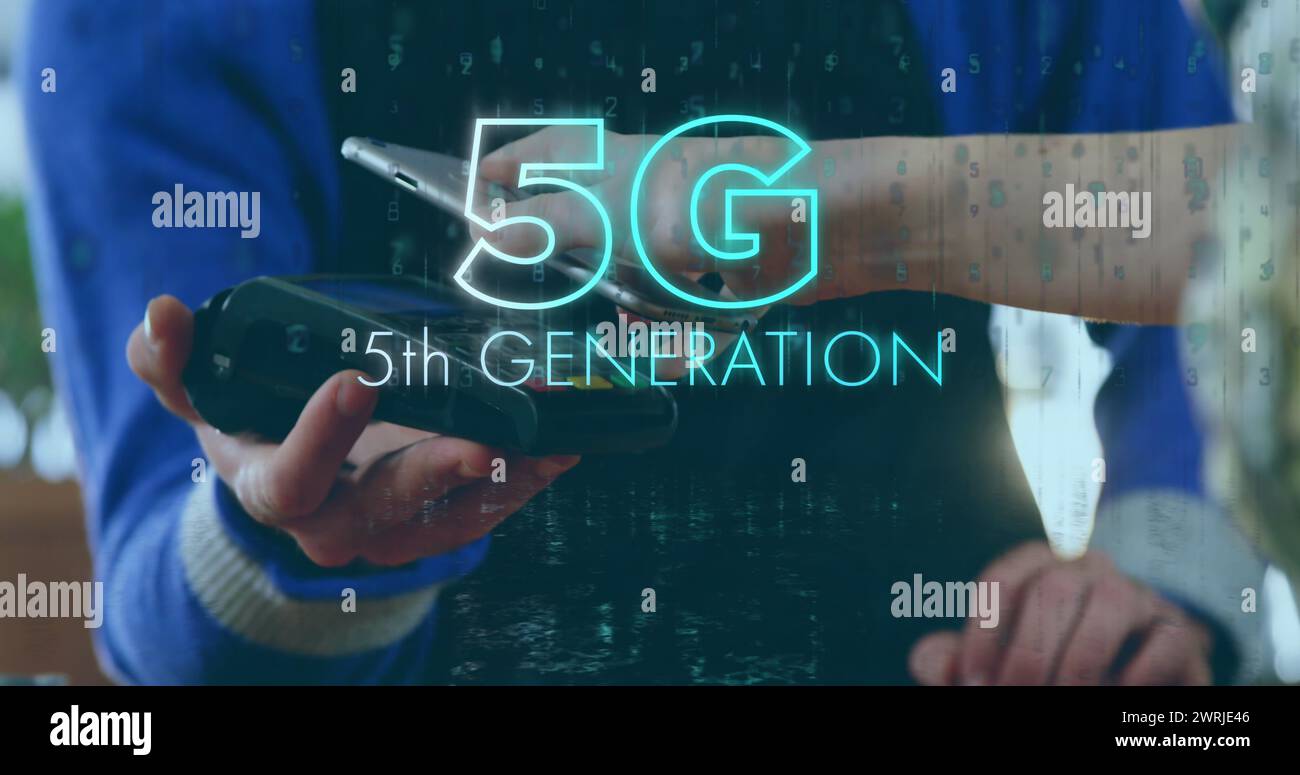 Une personne tient un téléphone avec des graphiques 5G superposés Banque D'Images