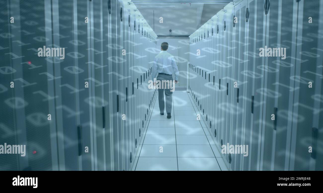 Image de nombres de codage binaire changeant sur l'homme dans la salle technique avec des serveurs informatiques Banque D'Images