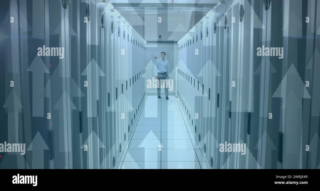 Image de flèches pointant vers le haut avec l'homme dans la salle technique avec des serveurs informatiques Banque D'Images