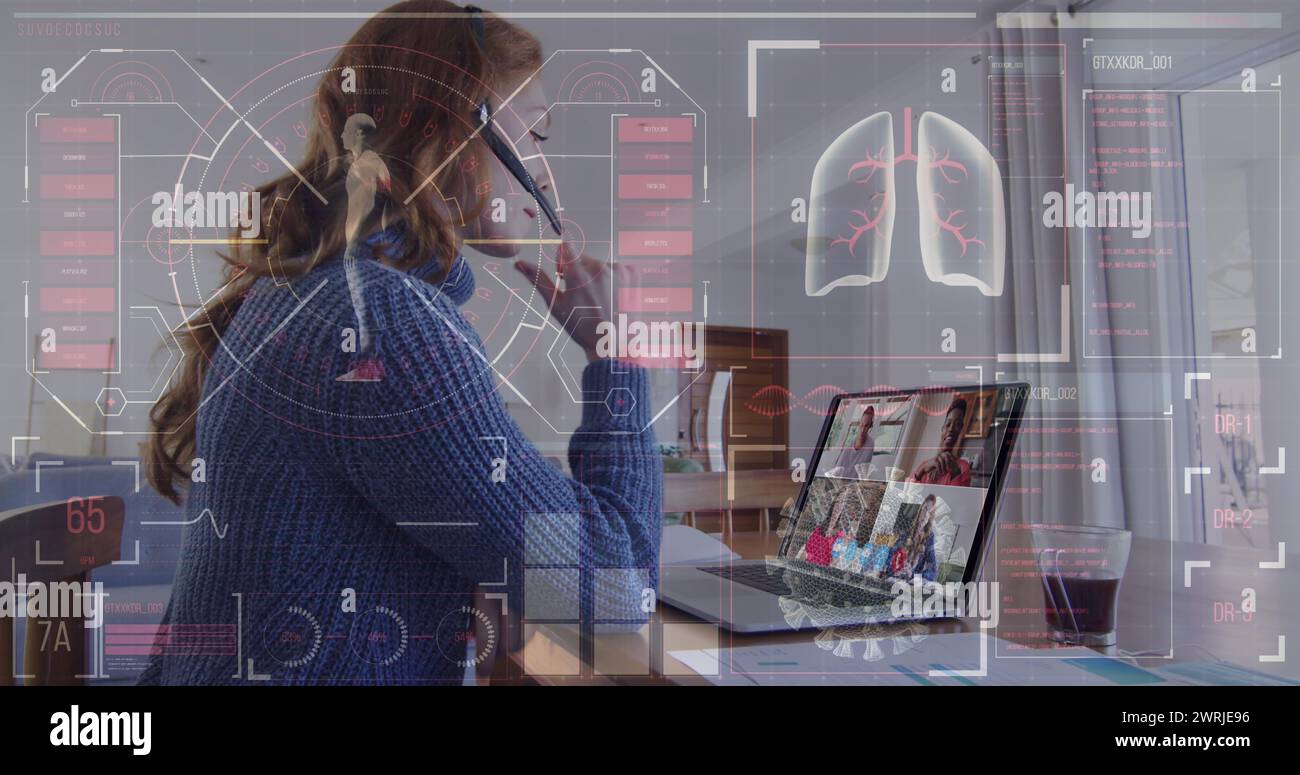 Une jeune femme caucasienne analyse des scans pulmonaires digitaux sur une interface futuriste Banque D'Images